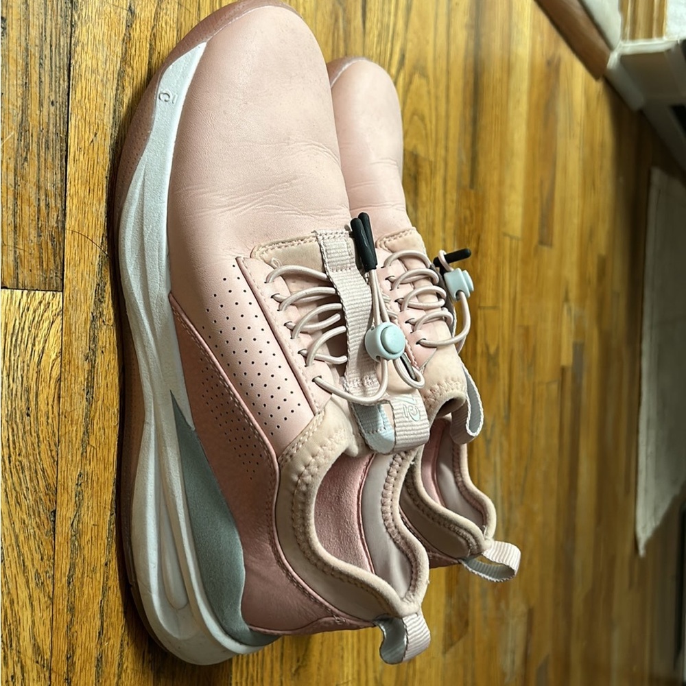 Clove pink nursing shoe